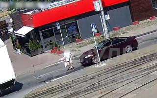 В Киеве на пешеходном переходе сбили пенсионера, видео
