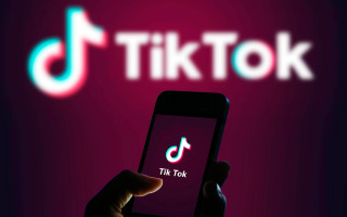 Власти США требуют удалить TikTok из App Store и Google Play: в чем причина