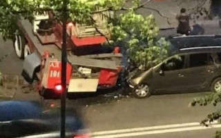 Серьезное ДТП в Киеве: легковушка влетела в пожарный автомобиль, фото