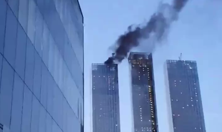 В Москве горит крыша высотки Capital Towers возле Москва-Сити: видео