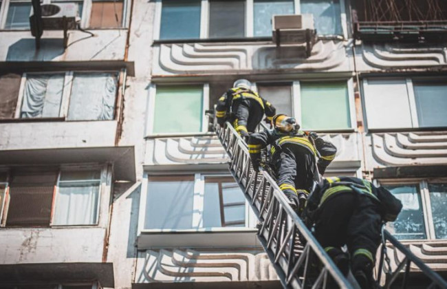 В Киеве вспыхнул пожар в квартире многоэтажки