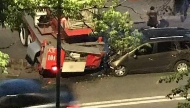 Серьезное ДТП в Киеве: легковушка влетела в пожарный автомобиль, фото