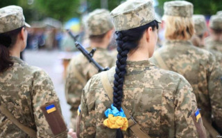 Військовий облік жінок в умовах воєнного стану: чи випускатимуть українок за кордон