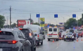 В Киеве мотоциклист врезался в легковушку: появилось видео