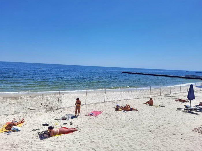 Море під забороною: на одеських пляжах з'явилися паркани із сітки, фото