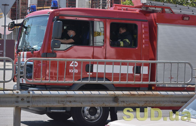 В Киеве горела квартира в многоэтажке: пожарные спасли двух человек
