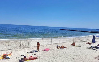 Море під забороною: на одеських пляжах з'явилися паркани із сітки, фото