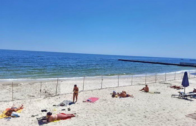 Море під забороною: на одеських пляжах з'явилися паркани із сітки, фото