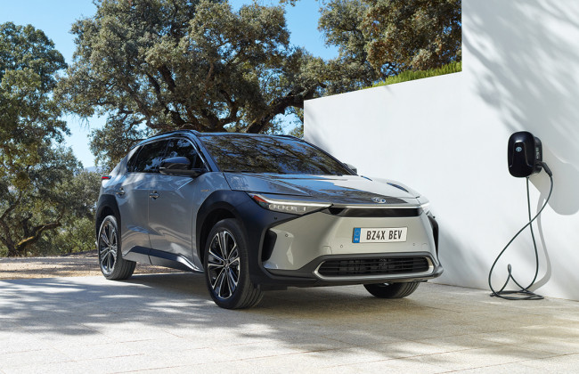 Які автомобілі українці можуть ввозити без сплати податків