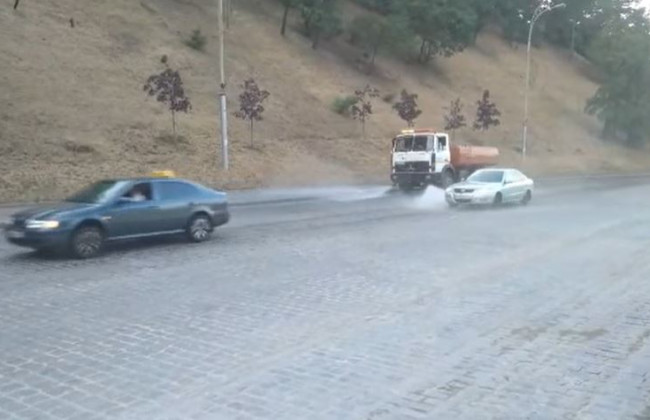 В Киеве завершили ремонт дороги на Владимирском спуске: видео