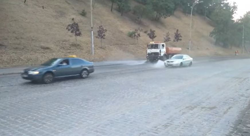 В Киеве завершили ремонт дороги на Владимирском спуске: видео