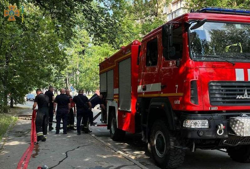 У Києві сталась пожежа у багатоповерхівці, фото
