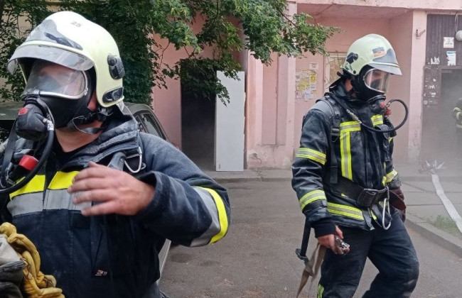 Короткое замыкание в электрощитовой: в Киеве горела многоэтажка, фото