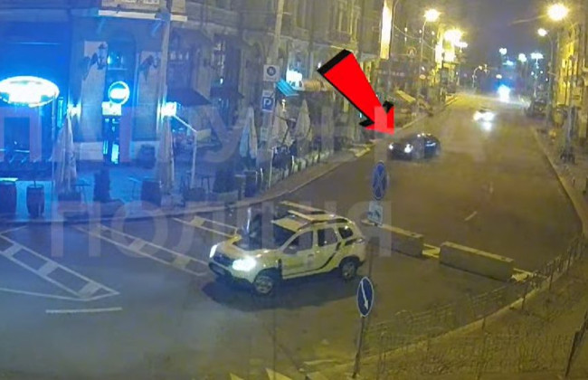 В Киеве пьяный водитель на Mazda устроил гонки с полицией и попал в ДТП, видео