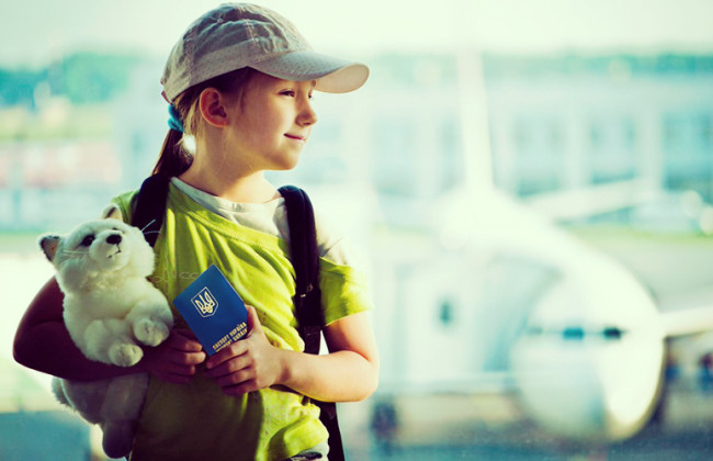 Чи можуть діти виїжджати за кордон без дорослих: пояснення РНБО