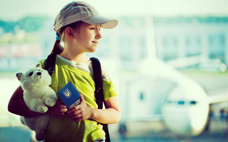 Чи можуть діти виїжджати за кордон без дорослих: пояснення РНБО