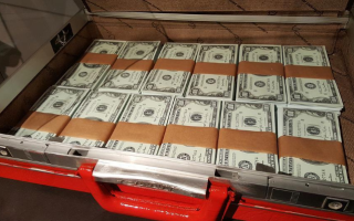 На одному з блокпостів гвардійці зупинили авто з 1 млн 700 тисячами доларів в багажнику – МВС