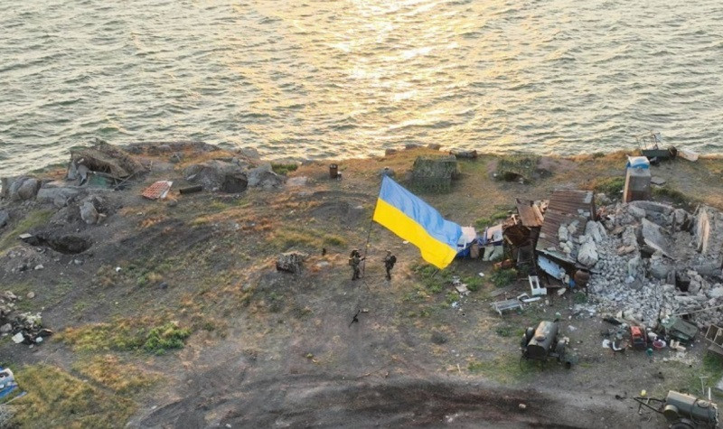 Появилось видео, как выглядит флаг Украины на острове Змеиный