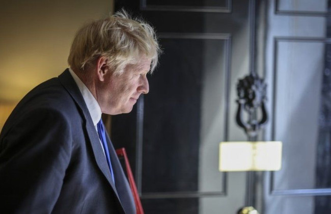 Борис Джонсон уходит в отставку, но останется премьером, - BBC