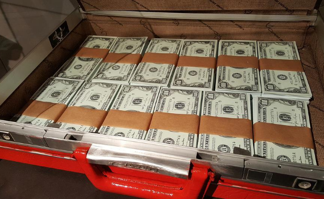 На одному з блокпостів гвардійці зупинили авто з 1 млн 700 тисячами доларів в багажнику – МВС