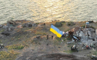 Появилось видео, как выглядит флаг Украины на острове Змеиный