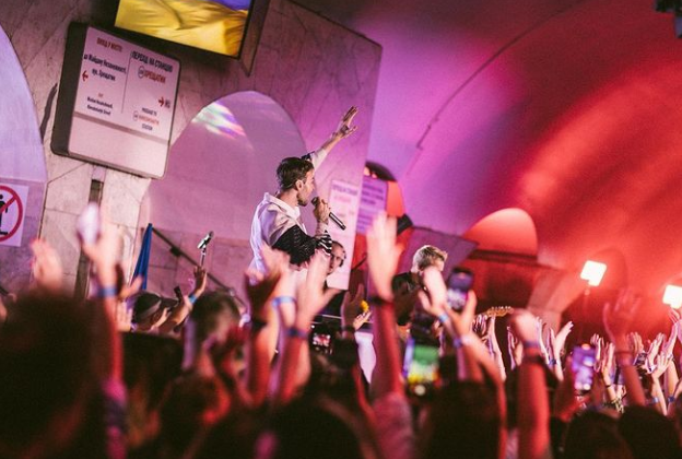 Макс Барских и Оля Полякова выступили в киевском метро