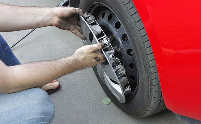 Суд Києва призначив покарання двом чоловікам за крадіжку ковпаків з автомобілів