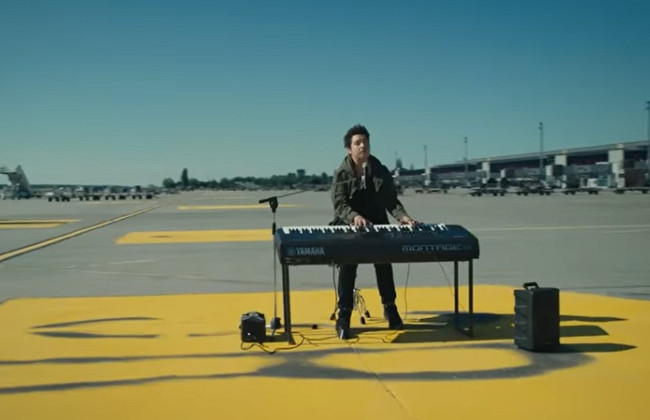 «Триматись своїх»: Pianoбой зняв кліп у порожньому аеропорту Бориспіль, відео