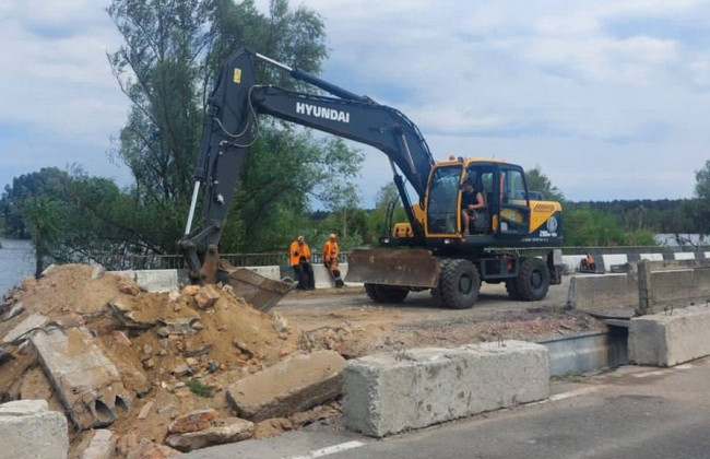 В Демидове восстанавливают разрушенный мост, в который попала молния, фото