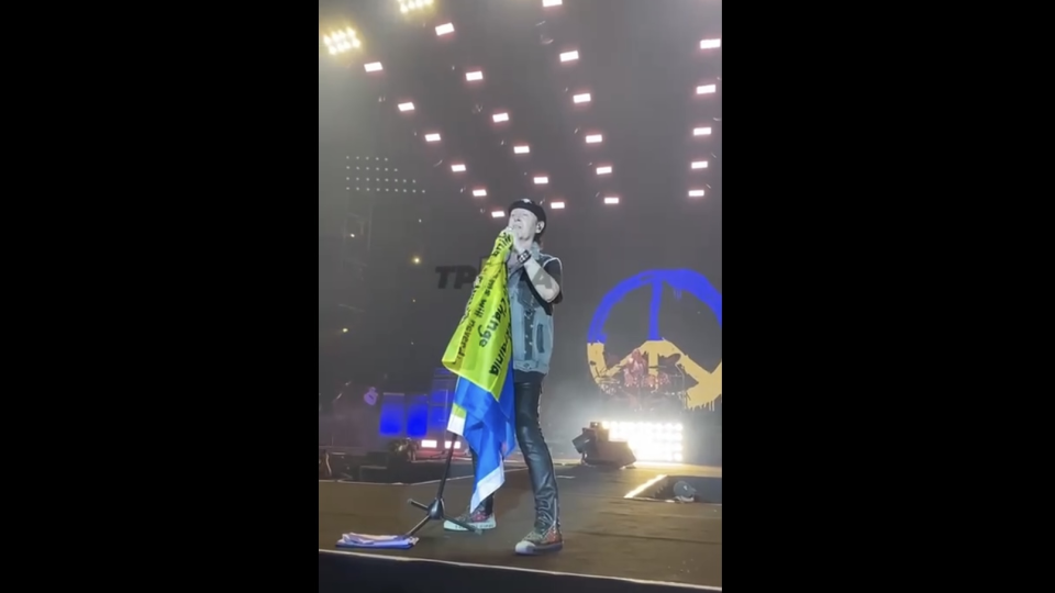 Легендарний гурт Scorpions підняв прапор України на своєму концерті, відео