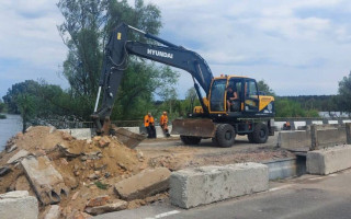 В Демидове восстанавливают разрушенный мост, в который попала молния, фото