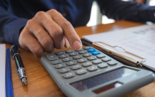 Як оплачується простій, запроваджений у зв’язку із бойовими діями на відповідній території