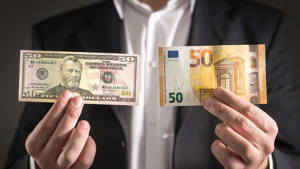 Курс евро впервые стал ниже, чем у доллара