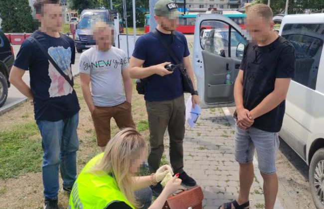 $10 000 за незаконний перетин кордону: затримали організаторів схеми виїзду осіб призовного віку до Молдови