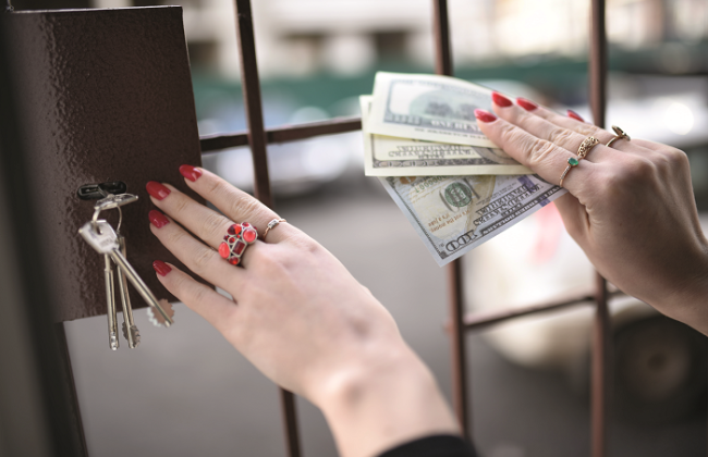 ДБР виявило у працівниці харківської податкової понад 2,3 млн гривень необґрунтованих доходів