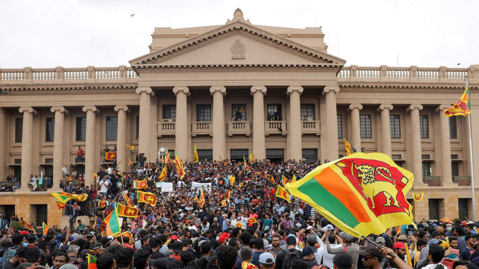 Протесты и бегство президента: на Шри-Ланке ввели ЧП