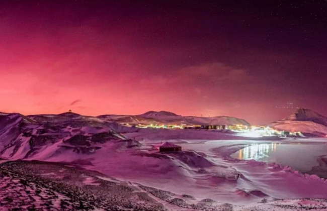 Небо в Антарктиде внезапно окрасилось в розовые тона: известна причина