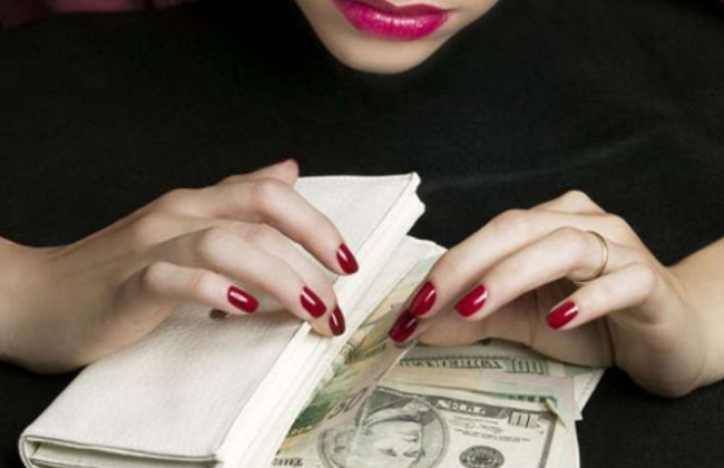 Обікрала чоловіка на 175 тисяч гривень за допомогою очних крапель: у Києві судитимуть псевдодизайнерку