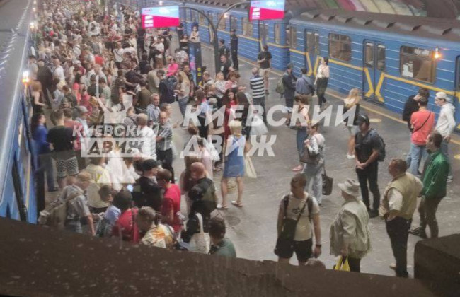 Киевляне после информации о якобы  «запуске 48 ракет» массово спрятались в метро: фото и видео