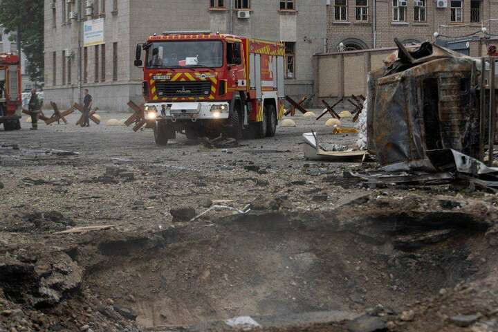 Як виглядає центр Дніпра після ракетного удару, фото