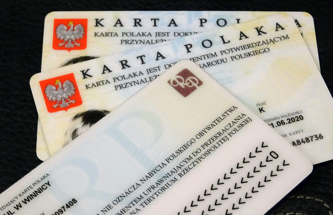 Украинцам упростили процедуру получения Карты поляка: что нужно знать