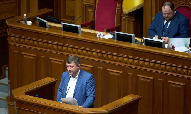 Депутаты готовятся повысить себе зарплаты и установить надбавки