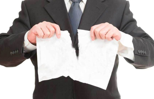 Чи зобов’язаний працівник розірвати трудові відносини з підприємством, маючи статус біженця в іншій країні