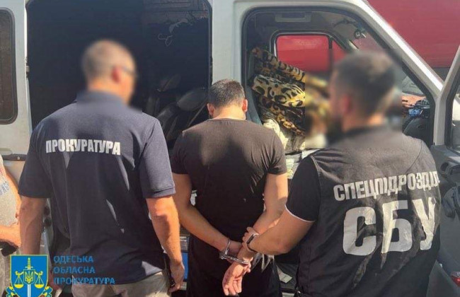 Переправлял мужчин за границу в скрытом отсеке микроавтобуса: подозревают жителя Одессы
