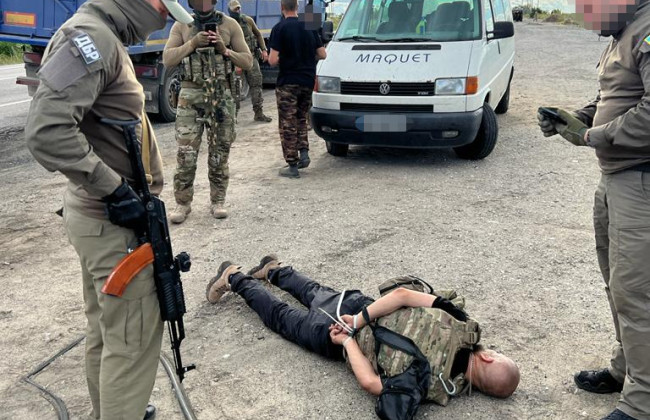 В Донецкой области разоблачили злоумышленников, которые под видом военнослужащих торговали оружием и наркотиками