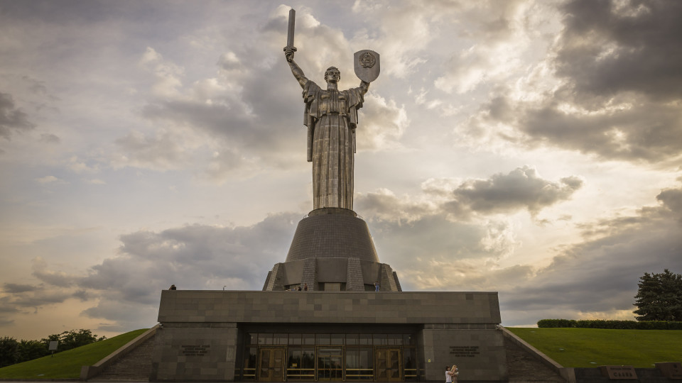 Українці завершили голосування про майбутнє символіки на щиті монумента «Батьківщина-мати»