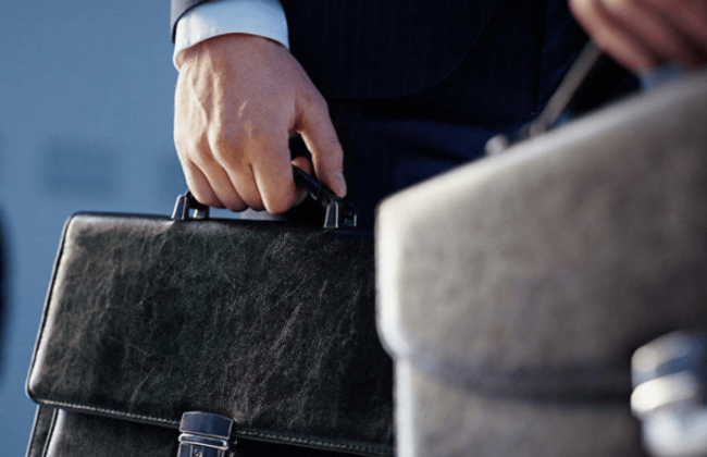 Невиправдане зупинення провадження у справах щодо проходження публічної служби: позиція КАС ВС