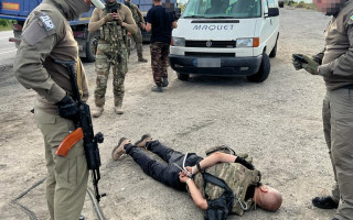 ​​На Донеччині викрили зловмисників, які під виглядом військовослужбовців торгували зброєю та наркотиками