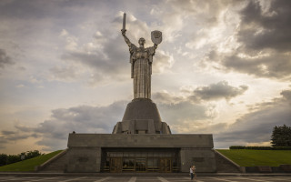 Українці завершили голосування про майбутнє символіки на щиті монумента «Батьківщина-мати»