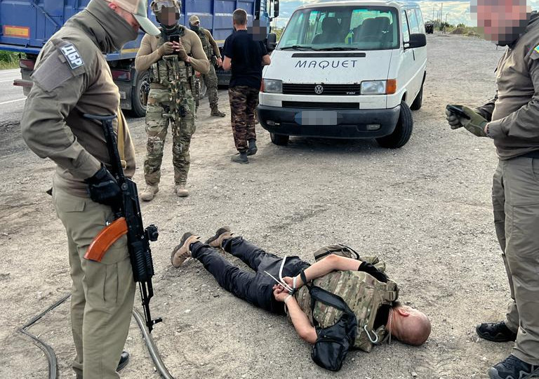 ​​На Донеччині викрили зловмисників, які під виглядом військовослужбовців торгували зброєю та наркотиками